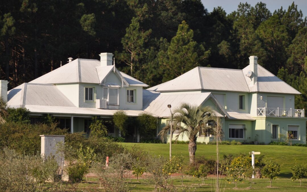 Casa grande con vista al río